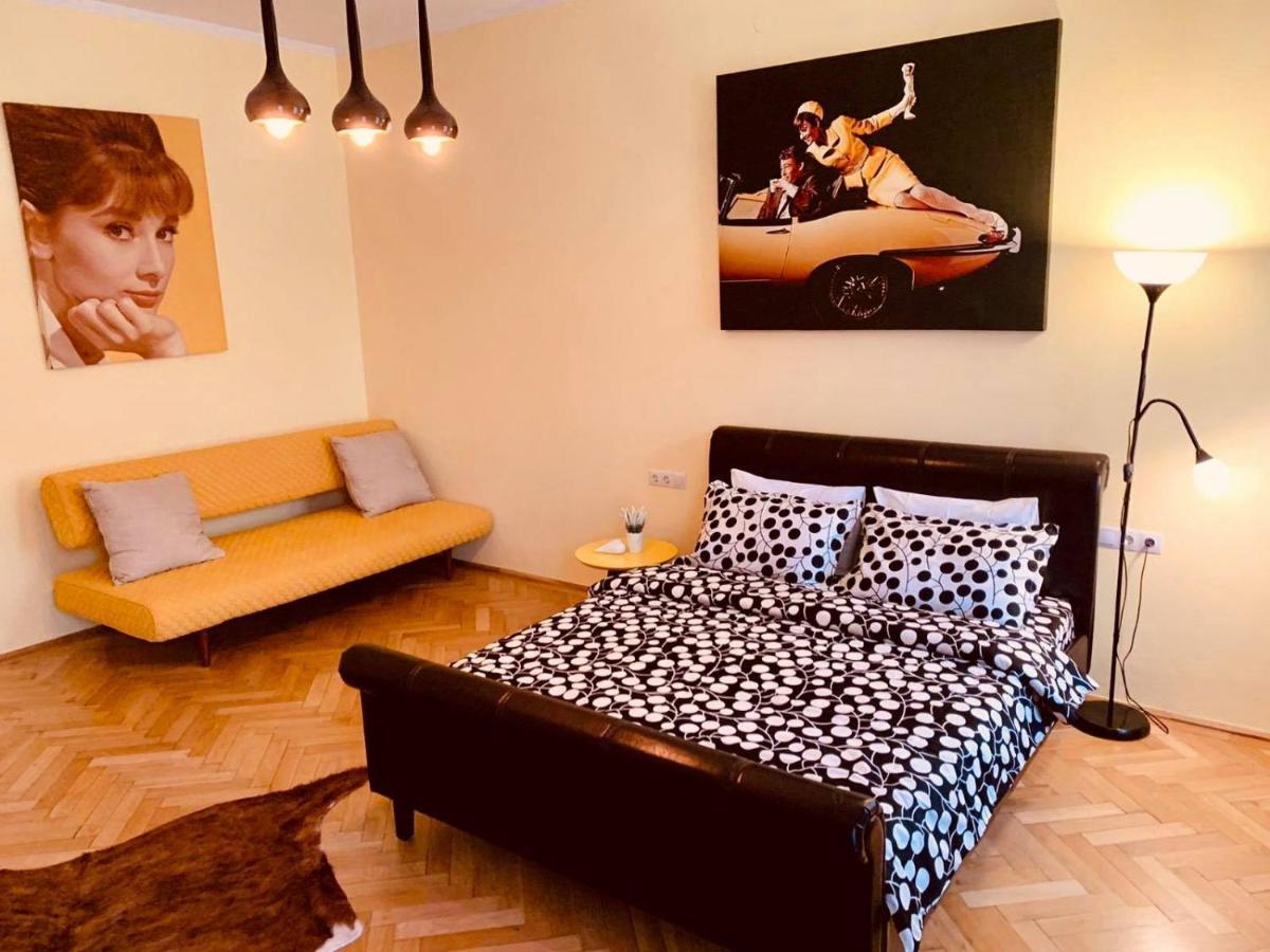 Cinematheque Ultracentral Apartment Sibiu Esterno foto